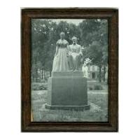 Image: Abraham and Mary Lincoln statue