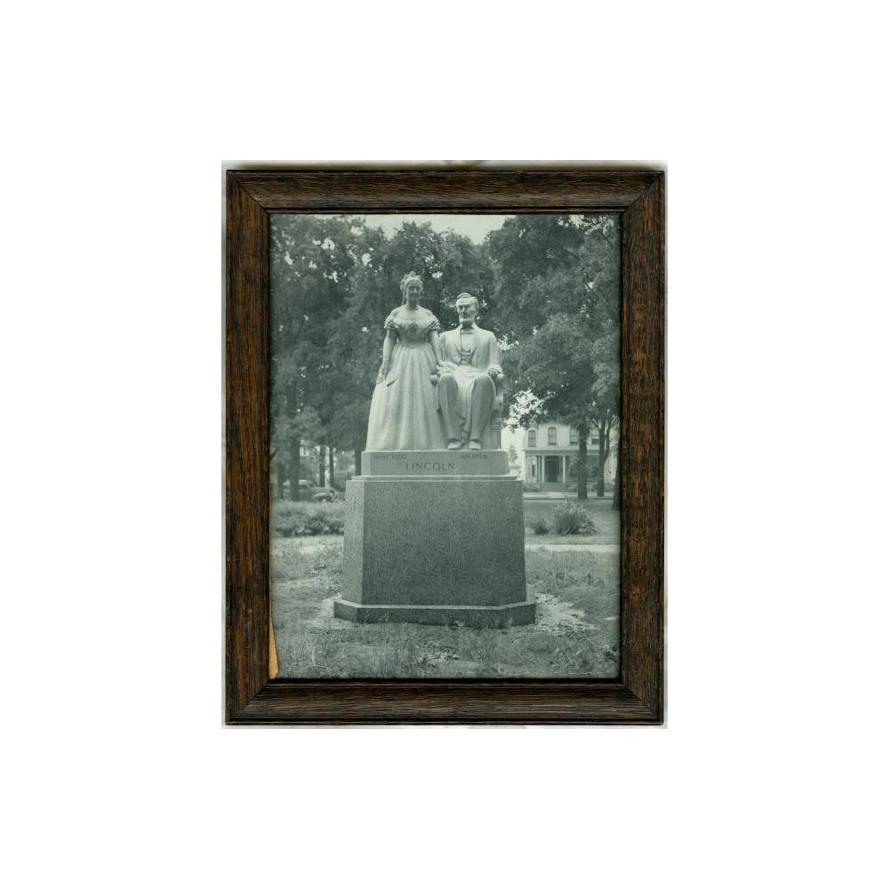 Image: Abraham and Mary Lincoln statue