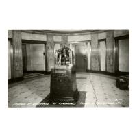 Image: Statue at Entrance of Lincoln's Tomb