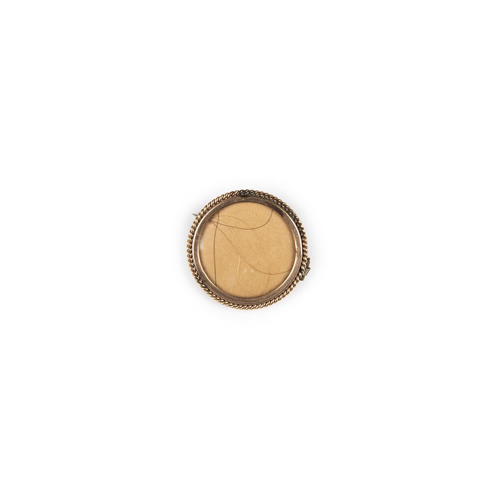 Image: memorial brooch with Lincoln's hair